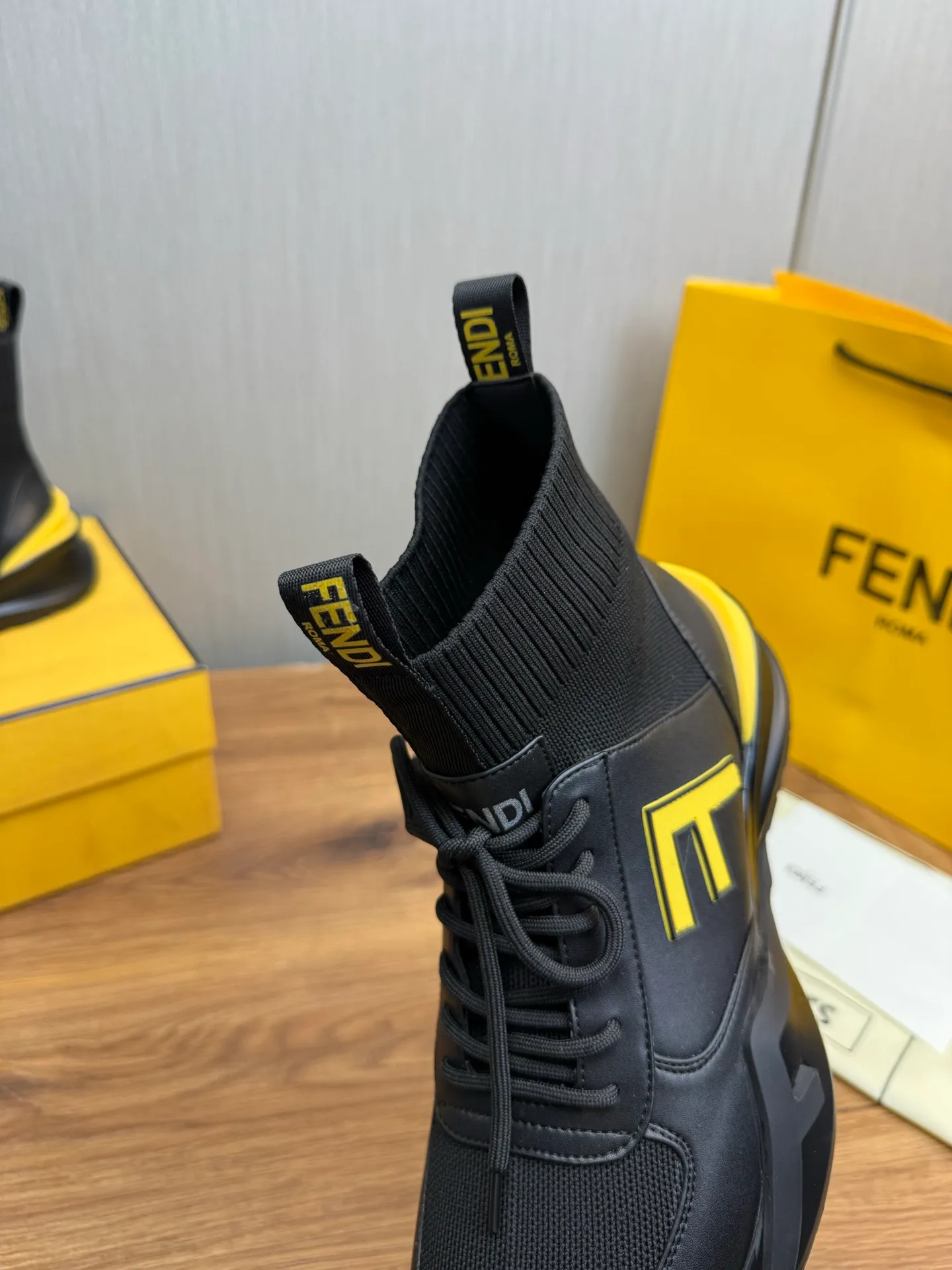 Men's men's shoes 💰560💰 Fendi [Fendi] hot style is on the market 🔥Fashionable casual men's shoes 🔱 Made of original brand fly knit fabric. Original cowhide + breathable mesh lining + sheepskin feet. Perfect shape and top quality, you deserve it 🔜Original rubber outsole, ultra-light, non-slip and wear-resistant 👣 Standard size 38-44